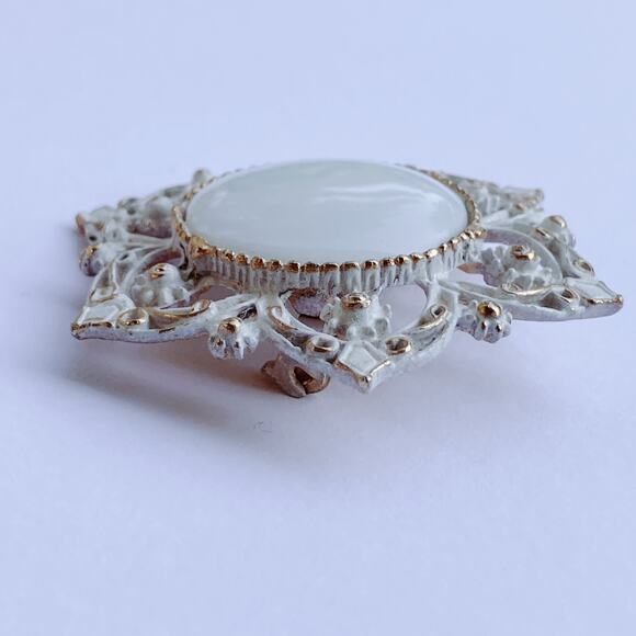 Vintage Mid Century White Milk Glass Enamel Gold Tone Brooch Floral Pin 1960s - Picture 11 of 11